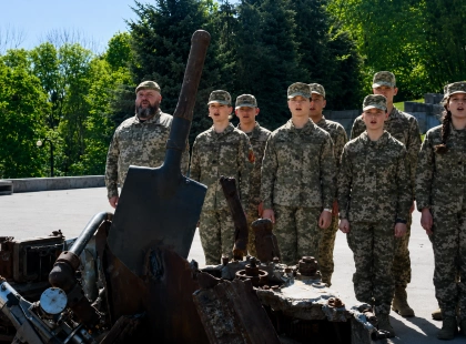«Останню крапку ставить піхота»: у Києві з’явилася нова патріотична інсталяція