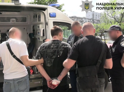 На Оболоні іноземець намагався вбити киянина: чоловік випав з 11-го поверху під час втечі