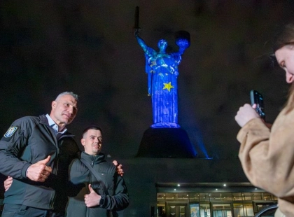 «Батьківщину-мати» у Києві підсвітили кольорами ЄС: як відзначили День Європи