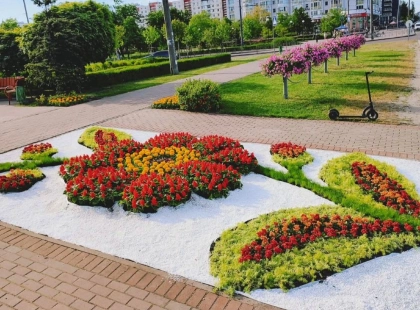 В Оболонському районі Києва створили тематичний квітник до Дня пам’яті та перемоги над нацизмом