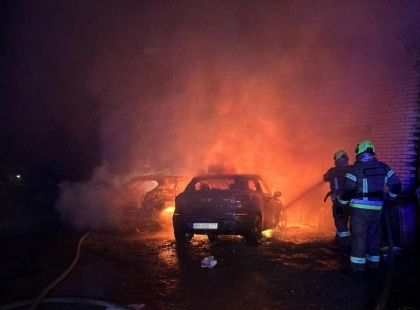 Нічна пожежа в Києві: у Шевченківському районі згорів Lexus і пошкодило інші авто