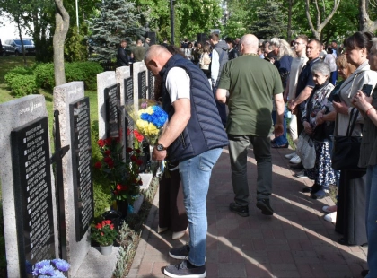 У Києві відкрили Алею пам’яті Героїв: на Оболоні з’явився новий меморіальний простір