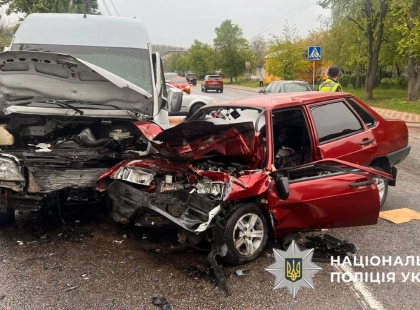 ВАЗ-21099 вилетів на зустрічну смугу на Обухівщині: двоє людей у лікарні