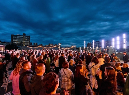 Заходи сонця над Дніпом та жива музика: серія концертів ACONCERT повертається на тераси Gulliver та River Mall