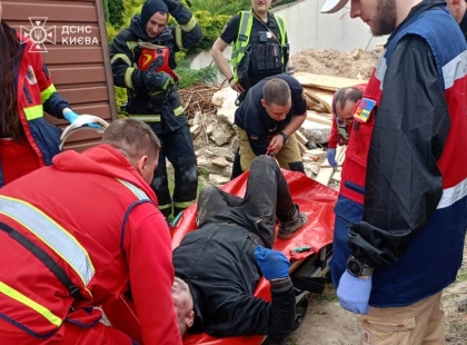 У Голосіївському районі Києва чоловіка врятували з двометрового котловану