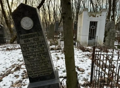 На Куренівському кладовищі в Києві занепадає поховання родича Шолом-Алейхема