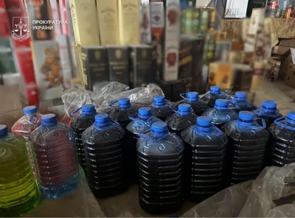 У столиці зупинили нелегальний цех алкоголю: продукцію розливали в «тетрапак»