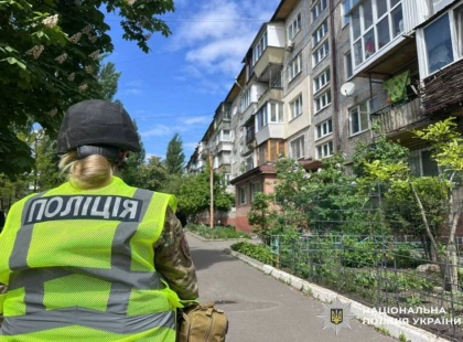 У Києві чоловік забарикадувався в квартирі та погрожував вибухом газу й гранати: його затримали