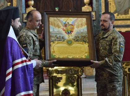 «Щит для воїнів»: у Лаврі передали військовим особливі ікони, створені для фронту
