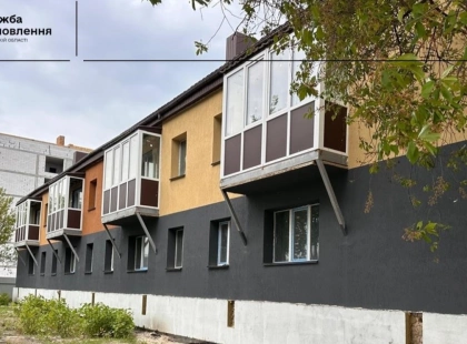 Двоповерхівка після обстрілів: у Бородянці триває відбудова житлового будинку для 16 родин