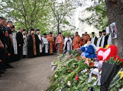 Біля «Дерева пам’яті» у Дарницькому районі вшанували 24 загиблих від російської ракети киян