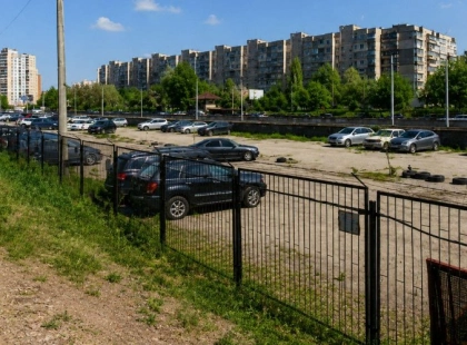На Троєщині знесуть незаконну автостоянку і повернуть комунальну землю громаді Києва