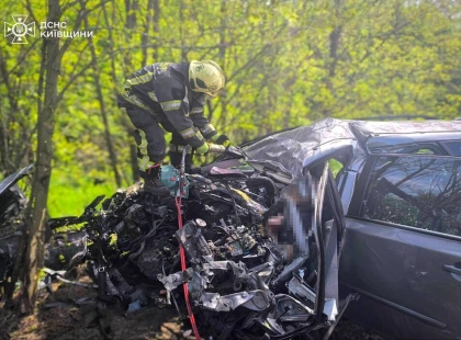 На Київщині в аварії між легковиком і вантажівкою загинули двоє людей