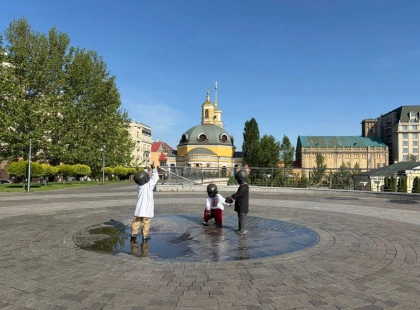 Малюків-засновників Києва на Поштовій площі вдягли у вишиванки з різних регіонів України