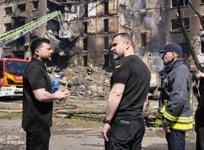Зеленський оглянув руйнування у Києві після ракетного удару
