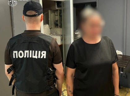 У Києві затримали жінку за схему з «бронюванням» за 18 тисяч доларів
