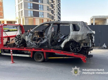 У Києві чоловік із рюкзаком кур’єра підпалив BMW бізнесмена: що відомо