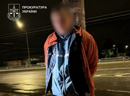 У Києві чоловік напав на жінку біля бювету: його затримали та направили на психіатричну експертизу