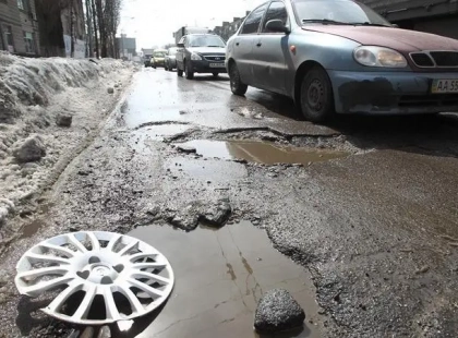 Через ями на дорогах у Києві сталося 63 ДТП у 2025 році: де найбільше аварій в Україні