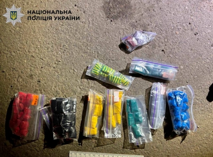 У Києві затримали наркокур’єра з майже 2 кг PVP та МДМА — справу розслідує прокуратура