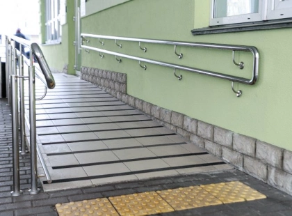 У Києві облаштують ще 25 безбар’єрних маршрутів до соціальних закладів: що зміниться