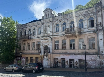 На Андріївському узвозі зняли банер із намальованим фасадом: що приховувала історична будівля