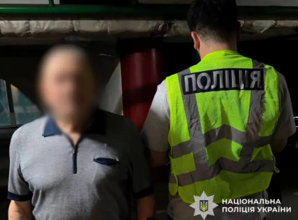 У Печерському районі Києва чоловік випадковим пострілом із рушниці тяжко поранив жінку