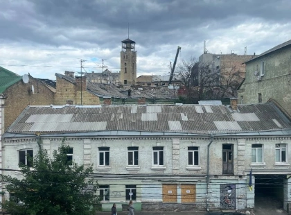 Пошкоджений обстрілом Будинок Солтанова в Києві накрили тимчасовим дахом