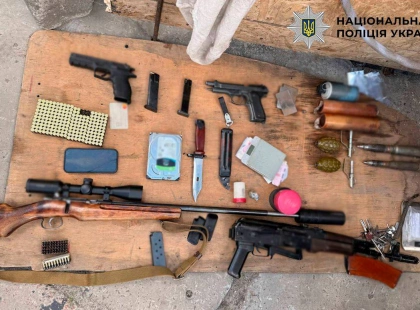 Штурм у гаражі в Києві: КОРД затримав наркоділка, який погрожував підірвати гранату Ф-1
