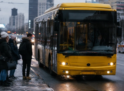 У Києві змінили рух транспорту після нічної атаки: затримуються трамваї й тролейбуси