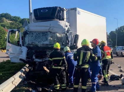 Смертельна ДТП на Київщині: водій вантажівки загинув після зіткнення з двома фурами