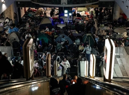 У Києві можуть обмежити туристичні намети в метро під час тривог через нестачу місць в укриттях