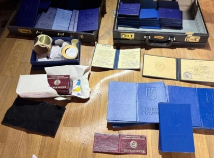 На Київщині викрили мережу підробки документів: 15 учасників, 31 обшук і вилучені печатки