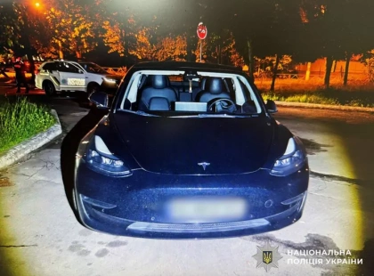 Водій Mercedes викрав Tesla на АЗС в Оболонському районі Києва