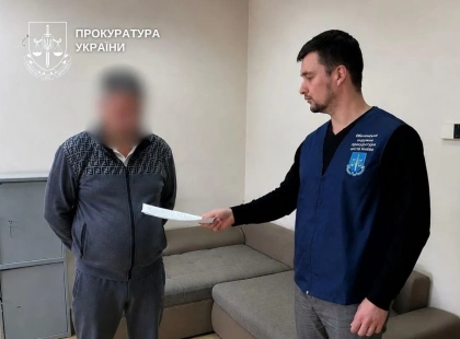 У Києві чоловік пропонував працевлаштування двірником за $4000 для бронювання