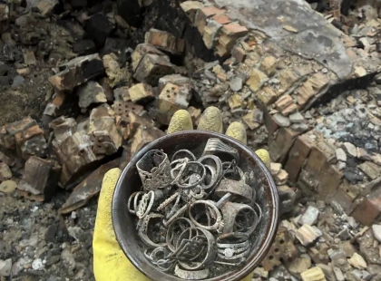 У Києві продають обгорілі прикраси з епіцентру ракетної атаки як символ незламності