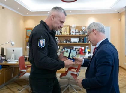 Кличко вручив послу Ізраїлю відзнаку «За сприяння обороні Києва»