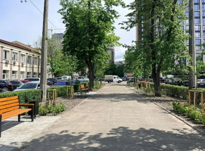 У Києві облаштували кишеньковий сквер біля ділового кварталу: як він виглядає
