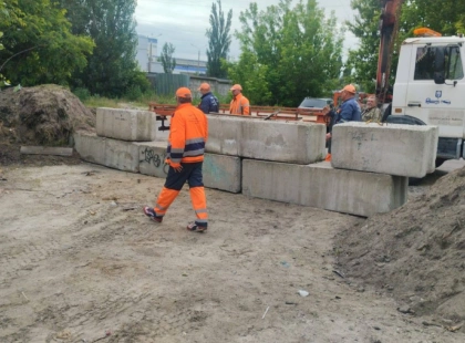 В Оболонському районі Києва прибирають стихійні сміттєзвалища: одну ділянку заблокували