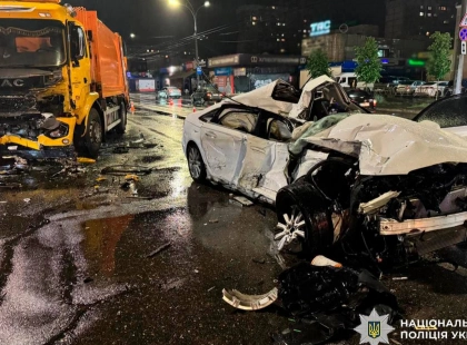У центрі Троєщини сталася ДТП за участі Audi та вантажівки