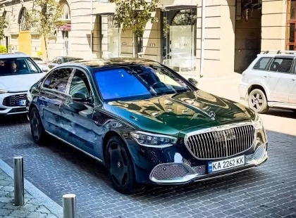 У Києві помітили Maybach за $350 тисяч: кому належить рідкісне авто і що відомо про власника
