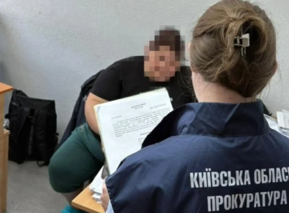 Тіло дитини в коробці у шафі: підозру оголосили посадовиці служби у справах дітей