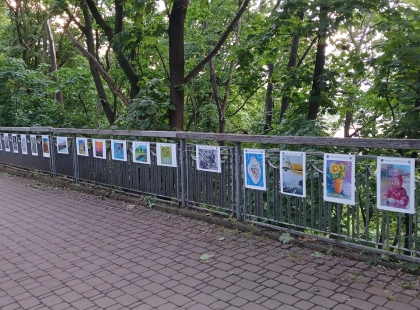 У Хрещатому парку відкрили виставку «Покоління війни»: 124 роботи українців від 6 до 67 років