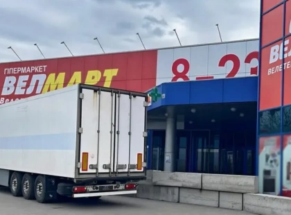 У Білій Церкві заблокували вхід до супермаркету «Велмарт» бетонними блоками: триває конфлікт