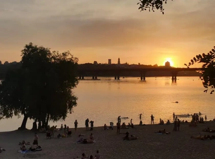 У Києві вода в Дніпрі сягнула +20°C: коли річка стала придатною для купання