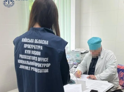На Київщині лікаря підозрюють у ненаданні допомоги дитині: хлопчик отримав інвалідність