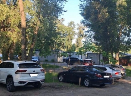 На Долобецькому острові в Києві виписали 23 штрафи за незаконне паркування біля пляжу