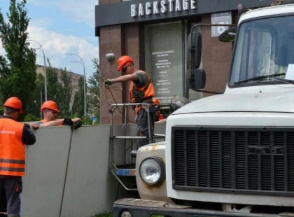 У Києві демонтували понад 6 тисяч незаконних вивісок і рекламних конструкцій від початку року