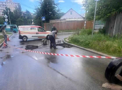 У Києві на вулиці Ушакова провалився асфальт: рух транспорту частково ускладнено