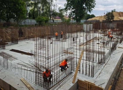 У Гостомелі зводять новий житловий комплекс із протирадіаційним укриттям на місці зруйнованих будинків